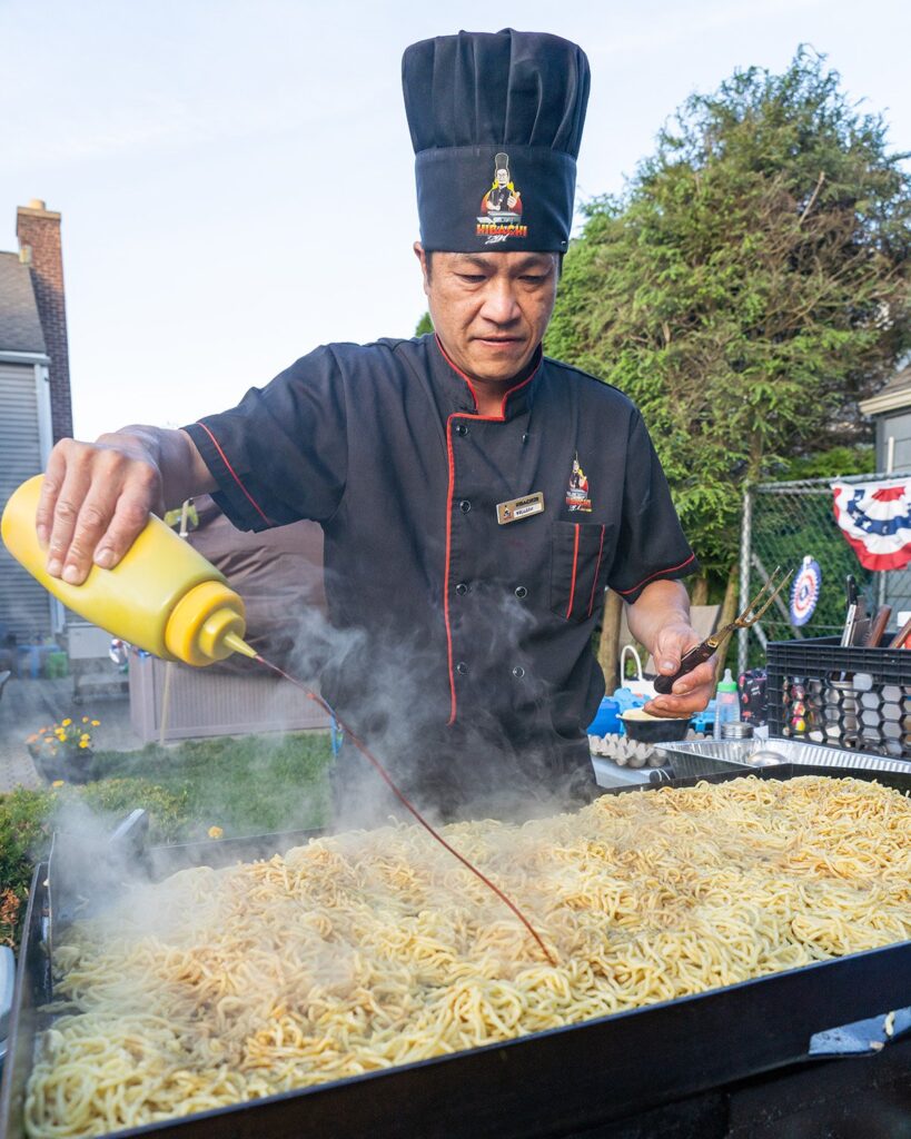 hibachi-chef-cooking-noodles